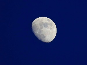 Veštački Mesec – jedna nepotpuna i jedna lažna vest
