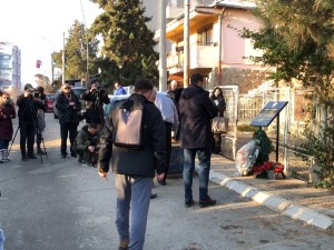 Одата почаст и запаљене свеће на месту где је убијен Оливер Ивановић