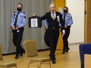 Андерс Брејвик тражи пуштање на слободу, нацистички поздрав пред судом