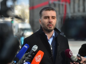 "Крени–промени" тражи хитну верификацију народне иницијативе, инциденти испред Скупштине