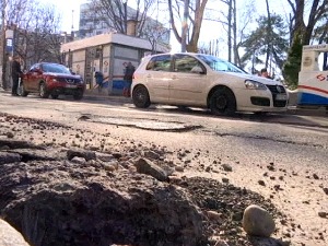 Испод снега, леда и воде понекад се крију прави кратери – како наплатити штету на аутомобилу