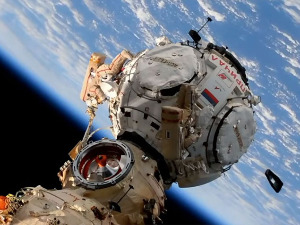 Руски космонаути после седам сати у отвореном свемиру повезали нови модул „Причал“