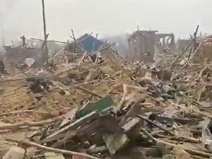 Судар камиона са експлозивом и мотоцикла у Гани - срушено стотине зграда, најмање 17 погинулих