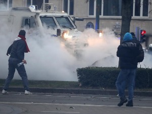 Протест против мера у близини седишта ЕК – сузавац и водени топови на улицама, барикаде у пламену
