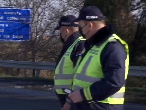 Ризичан пут од куће до школе због великог минуса – возачи пазите на ђаке