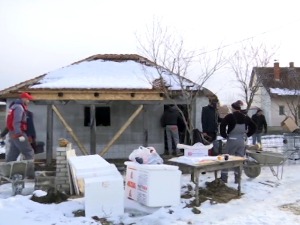 Ивана и њена мајка поново насмејане – хумани људи њихову брвнару претварају у прави дом 