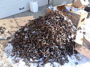 Смедерево, ухапшене две особе због сумње да су крале шрафове са пруге