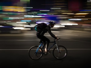 Један хамбургер, а две цене – због чега је скупље кад поручите преко апликације