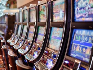 Око 300.000 зависника од коцке, међу њима све више младих