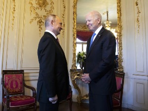 Путину прете санкције ако нападне Украјину, Бајден би да крене Трамповим стопама