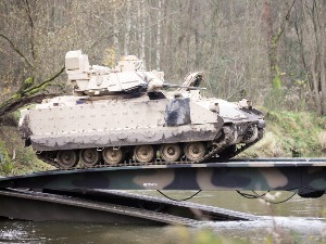 Хрватска купује од Американаца борбена возила "бредли"