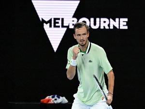 Медведев преко Циципаса до финала у Мелбурну