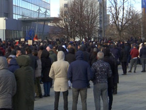 Нови протест у Приштини, сијалицама и свећама на зграду владе