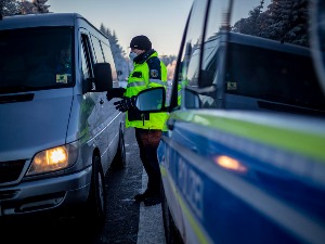Убијена двојица немачких полицајаца током рутинске контроле, трага се за нападачима