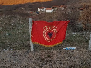 Застава УЧК на улазу у Велику Хочу