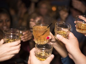 Силовања, крађе и отмице у клубовима – како препознати да вам је дрога сипана у пиће