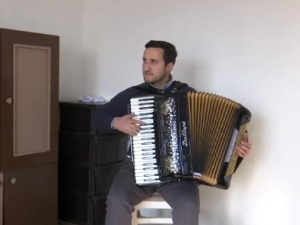 Зашто је лакше свирати коло у природи зна Петар из Новог Села код Лебана