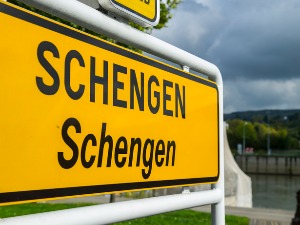 Макрон би да уведе промене у Шенгенску зону