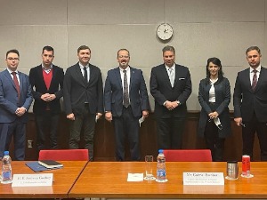 Ескобар са представницима дела опозиције