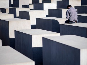 Терор селективног сећања и отмица Европе: Стварање нација 2.0 и педагогија брда лешева Терор селективног сећања и отмица Европе: Стварање нација 2.0 и педагогија брда лешева