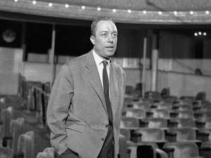 Албер Ками на сцени театра Антоан у Паризу