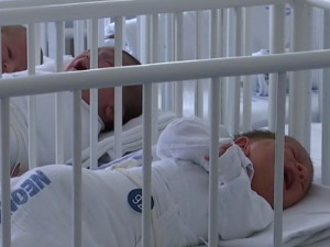 Све више жена би да се породи код куће, лекари се томе противе