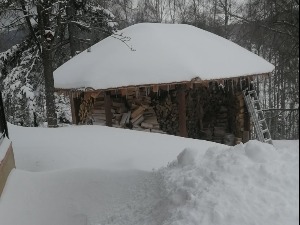 Мећава на Власини направила сметове високе метар и по