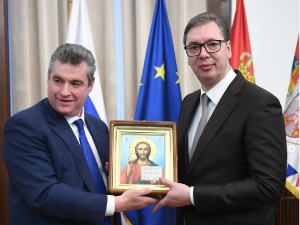 Слуцки уручио Вучићу икону, поклон патријарха Кирила