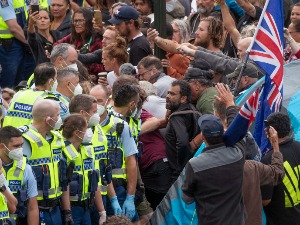 Новозеланђани протестују против обавезне вакцинације – полиција креће у разбијање демонстрација