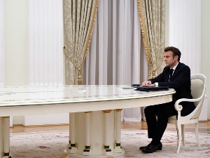 Позадина састанка на дистанци – Макрон одбио да уради руски тест, забрањено му да прилази Путину