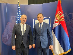 Мали примио у опроштајну посету Ентонија Годфрија, поклонио му књигу