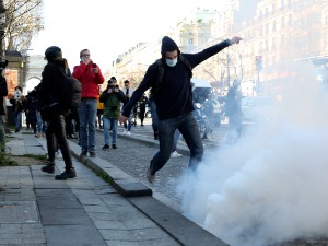 "Konvoj slobode" u Parizu, policija ga dočekala suzavcem