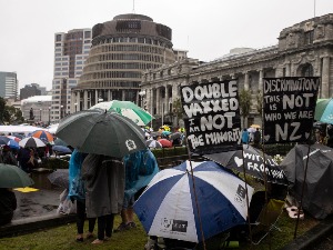 Aduti vlasti Novog Zelanda: Prskalice, Beri Menilou i "Makarena" protiv antivaksera