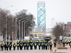 Policija rasterala demonstrante sa mosta između Kanade i SAD, saobraćaj nije uspostavljen