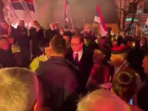 Вучић у Борчи потписао подршку изборној листи СНС-а Вучић у Борчи потписао подршку изборној листи СНС-а