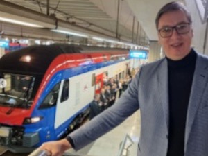 Вучић на промотивној вожњи возом, 200 км на сат кроз Србију