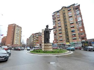 Косовска Митровица, каменицама гађали аутомобиле из возила са заставом ОВК