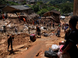 Број жртава у поплавама у Бразилу порастао на 105 - непознат број заробљених у блату