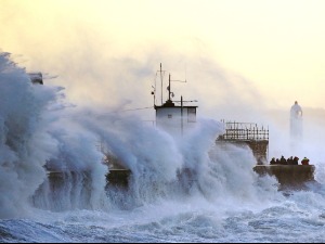 "Јунис" доноси ветар разорне снаге, Британија у стању приправности