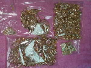 Туристички аутобус препун кријумчарене робе,  кеса златног накита испод пазуха путнице 