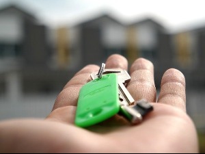 Ступила на снагу одлука о помоћи младим паровима за куповину некретнина – ко има право да конкурише