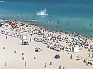 Срушио се хеликоптер поред купача на плажи у Мајами Бичу