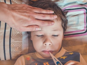 Шта је фебрилна конвулзија, савети родитељима шта да раде кад дете добије температуру 