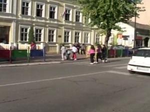 Ђаци поново у клупама, апел возачима да возе опрезно у зони школе