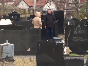 Расељени Срби обишли гробове својих најмилијих на КиМ на Задушнице