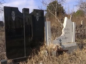 Српска гробља на Космету оскрнављена, преорана, поплочана -  зашто их уништавају