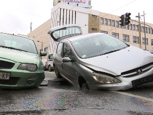 Отворила се рупа на коловозу, пропала два аутомобила