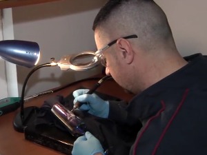 Све што може - Никола гравирањем преноси на чаше