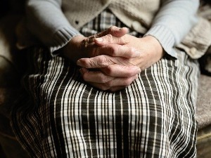 Животарење најстаријих – 60 одсто прима пензију нижу од просека, породица их занемарује, институцијама не верују