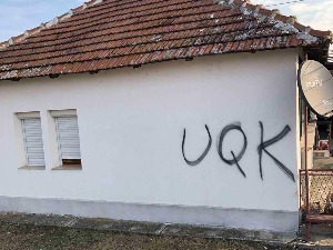 На српским кућама код Липљана осванули графити тзв. ОВК